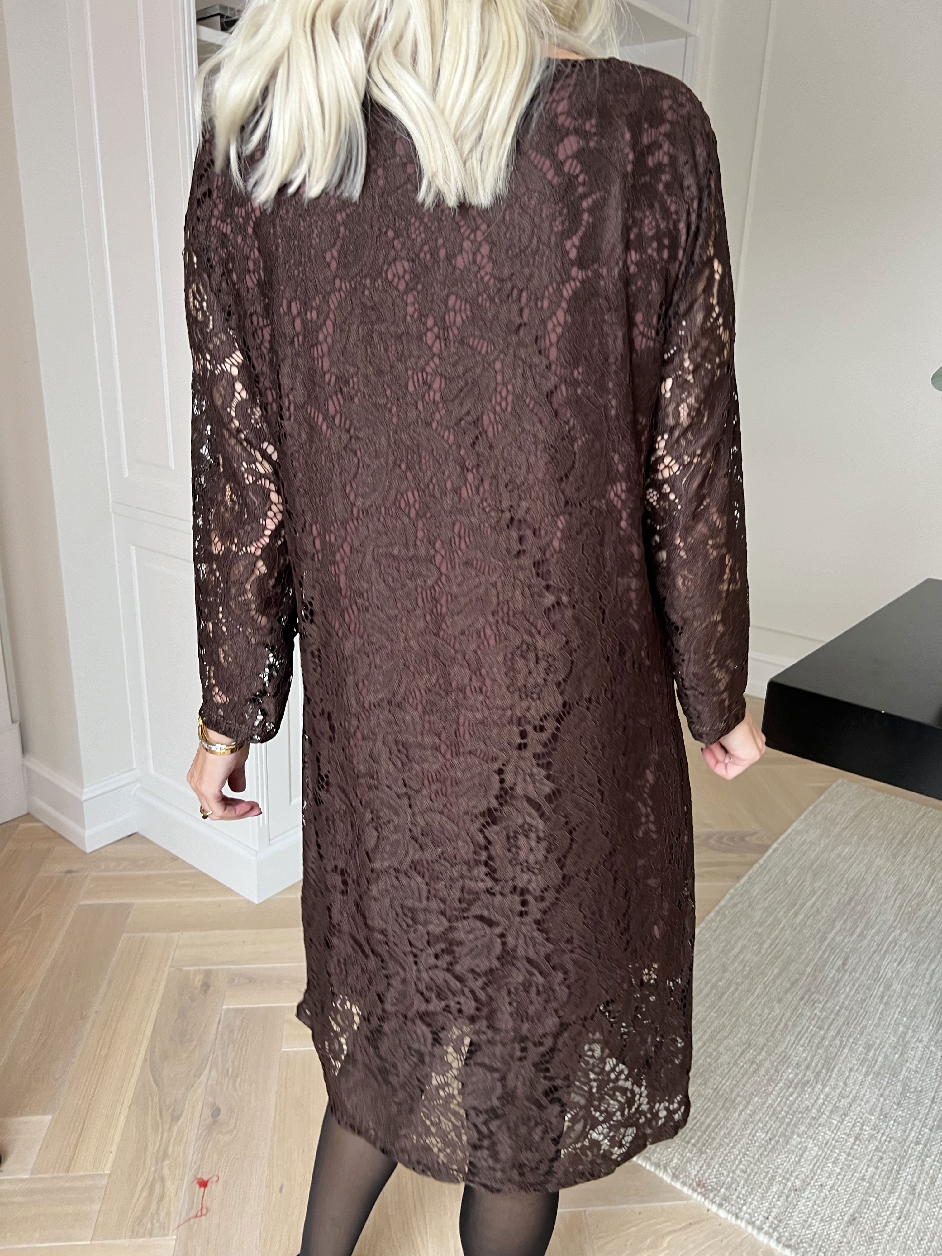 Vedis - Elegant kjole i smuk og blød blonde